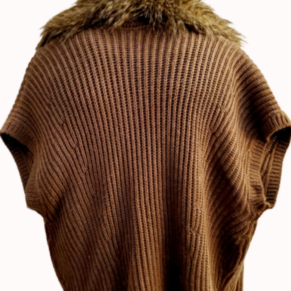 Beautiful Sweater Vest with Faux Fur Collar - Picture 4 of 5